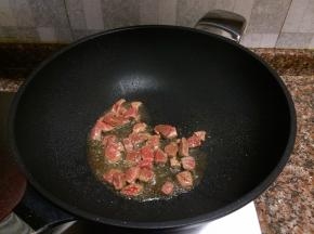 放入牛肉快速翻炒变色。