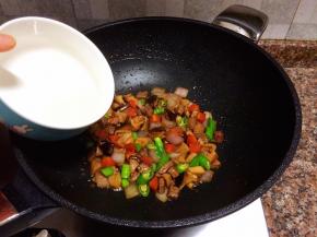 倒入淀粉水勾芡，翻炒1分钟出锅。