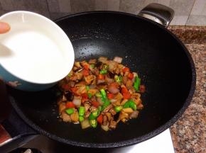 倒入淀粉水勾芡，翻炒1分钟出锅。