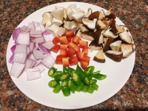 将香菇、杏鲍菇、洋葱、胡萝卜切块，青椒切段备用。