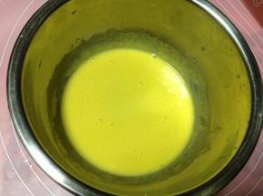 发酵期间来做卡仕达酱：混合蛋黄和糖搅打至白糖融化