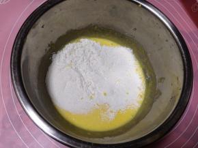 加入玉米淀粉和低粉充分拌匀