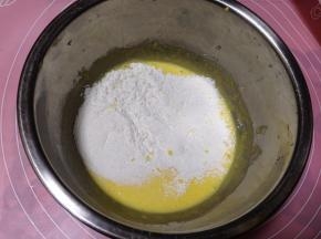 加入玉米淀粉和低粉充分拌匀