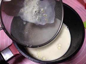 将温热的牛奶倒入面糊中，要快速搅拌至无颗粒