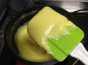 加热至奶糊呈浓稠状熄火，装入挤花袋备用