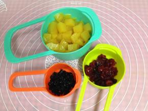 蔓越莓干和蓝莓干用少许朗姆酒浸泡30分钟，糖水黄桃切小块备用