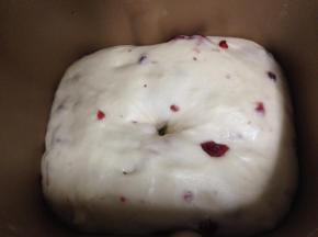 发酵完成（手指沾面粉戳入面团，凹洞不回弹或是缓慢回弹即可）