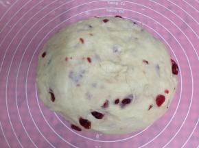 取出排气滚圆后松弛5分钟（面团比较湿润，可以稍微撒些面薄或是稍微抹一点油)