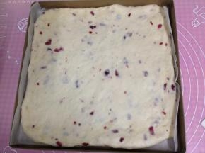 移入烤盘整形，加盖入温暖湿润处二次发酵至两倍大