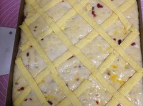 发酵完成，表面刷蛋液，如图交叉地挤上卡仕达酱