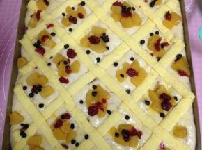 撒蔓越莓干和蓝莓干做装饰