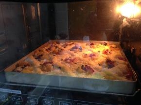 入烤箱、中层、下火190度、上火180度，烘烤25-28分钟