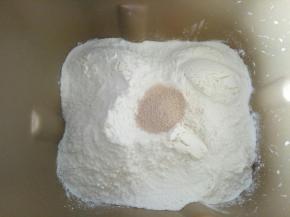 将除黄油和盐以外的材料放入面包桶中进行揉面