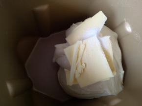 揉至粗膜后加入软化好的黄油和盐