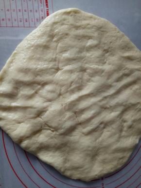 将发酵好的面团进行按压排气