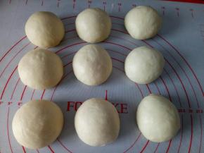 滚圆，盖保鲜膜松弛10分钟