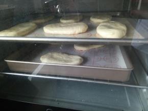 烤箱里放一碗温水进行二次发酵