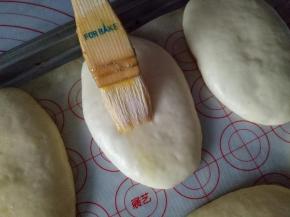 发酵至明显变大取出刷一层蛋液，烤箱170度预热