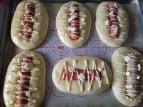 表面挤沙拉酱或者番茄酱，撒点芝士碎，有干葱碎的话可以再撒点干葱碎