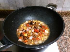 加入半碗清水煮开。