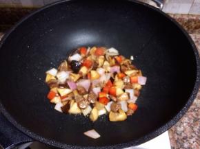 放入洋葱翻炒均匀。