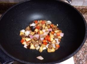 放入洋葱翻炒均匀。