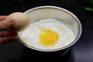 面粉过刷，打入鸡蛋，拌均；