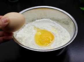 面粉过刷，打入鸡蛋，拌均；