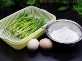 把荞叶捡回来，准备面粉、鸡蛋等食材；