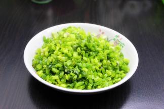 挑选鲜嫩的荞叶洗净，沥干水，切碎，待用；