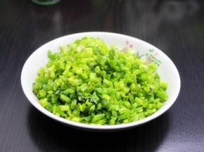挑选鲜嫩的荞叶洗净，沥干水，切碎，待用；
