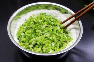 再加入切好的荞叶，顺时针拌均；