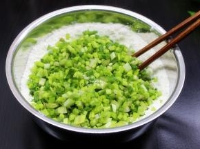 再加入切好的荞叶，顺时针拌均；
