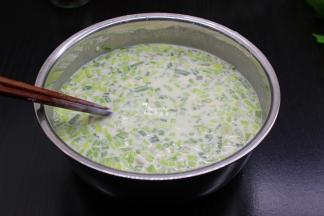 再放点盐、加适量的水，拌均成面糊；