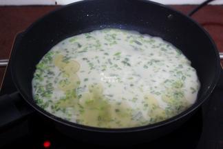 热锅，平底锅里放点油，倒入一层薄薄的面糊；