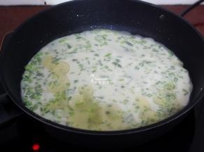 热锅，平底锅里放点油，倒入一层薄薄的面糊；