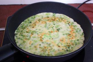 煎至微黄，翻转另外一面继续煎至微黄；