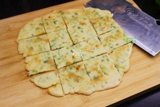 煎饼好了，出锅，切块，香飘四溢。