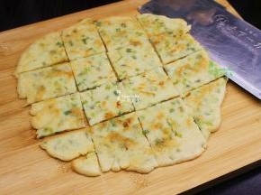 煎饼好了，出锅，切块，香飘四溢。