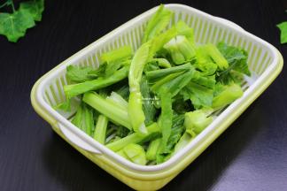 芥菜洗净沥干水，切段；