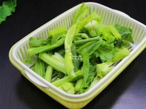 芥菜洗净沥干水，切段；
