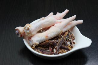 鸡爪洗净去指甲、鸡爪洗净切片