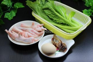 准备食材：芥菜、鸡爪、鸡蛋、鸡胗（可以用新鲜鸡胗）、生姜等食材；