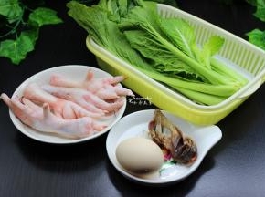 准备食材：芥菜、鸡爪、鸡蛋、鸡胗（可以用新鲜鸡胗）、生姜等食材；