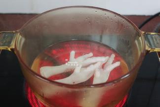 清水煮沸，放入鸡爪飞水；