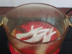 清水煮沸，放入鸡爪飞水；