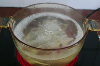 把锅洗净，再次清水煮沸，放入鸡胗、鸡爪、生姜入锅，中小火煲10-15分钟；