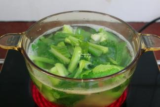 加入芥菜，其中先芥菜梗煮1-2分钟，再放芥菜叶；