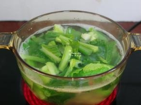 加入芥菜，其中先芥菜梗煮1-2分钟，再放芥菜叶；