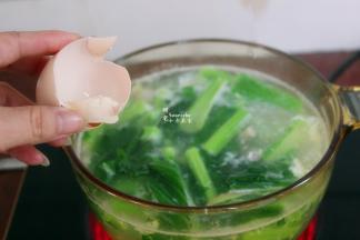 鸡蛋打入汤内，并拌均成鸡蛋花；